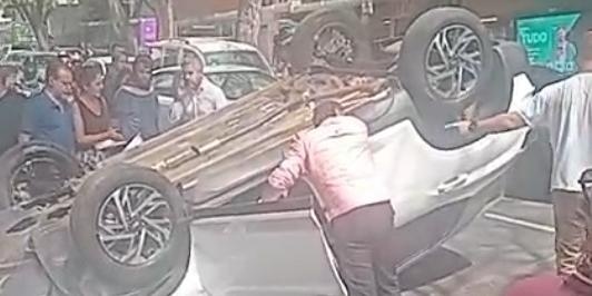 Carro capota na avenida Getúlio Vargas, em Belo Horizonte, deixando dois homens presos no veículo