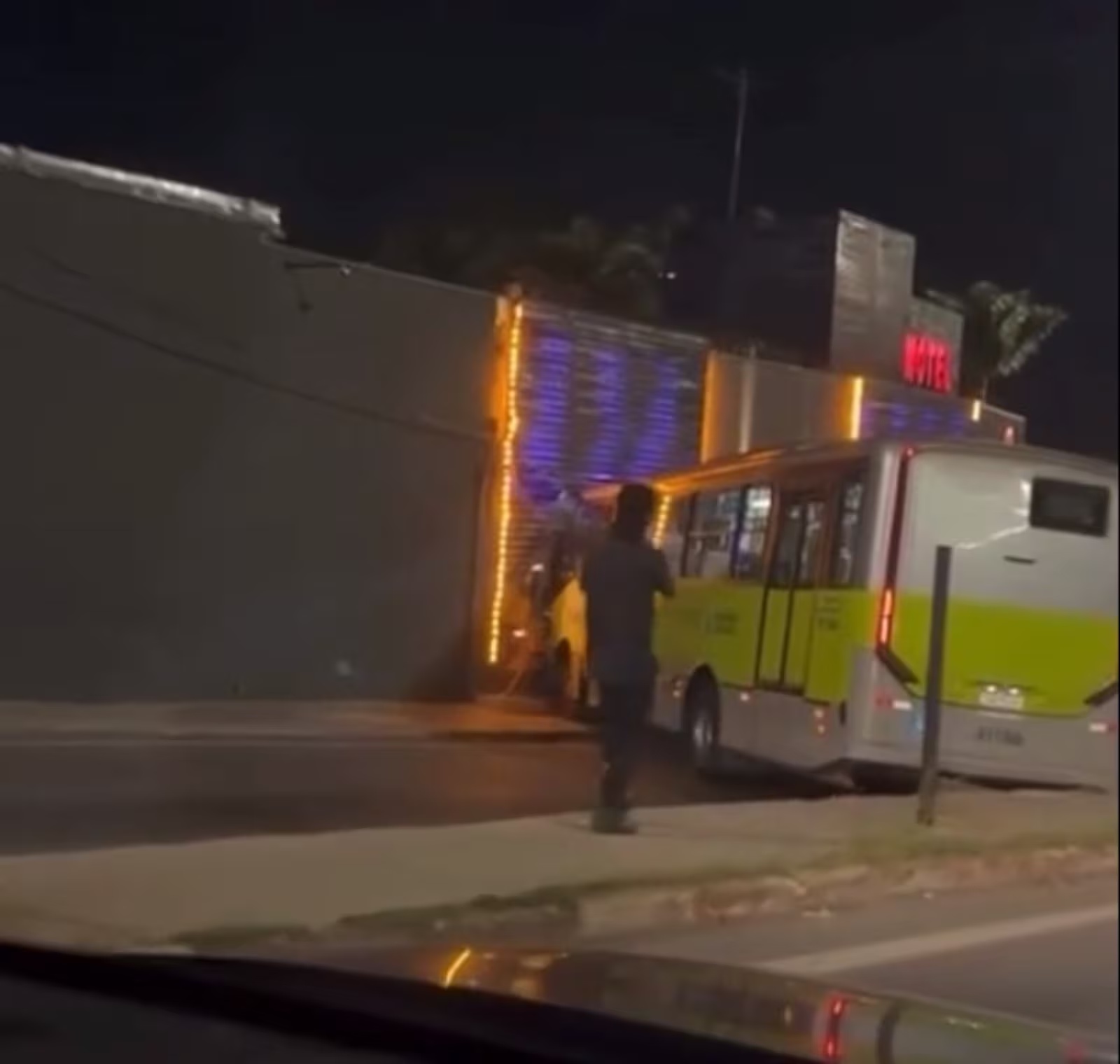 Ônibus do MOVE colide com fachada de motel na região Noroeste de Belo Horizonte e deixa duas pessoas feridas