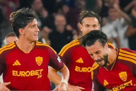 Roma vence de virada contra Atalanta com gol nos acréscimos e lidera o Campeonato Italiano