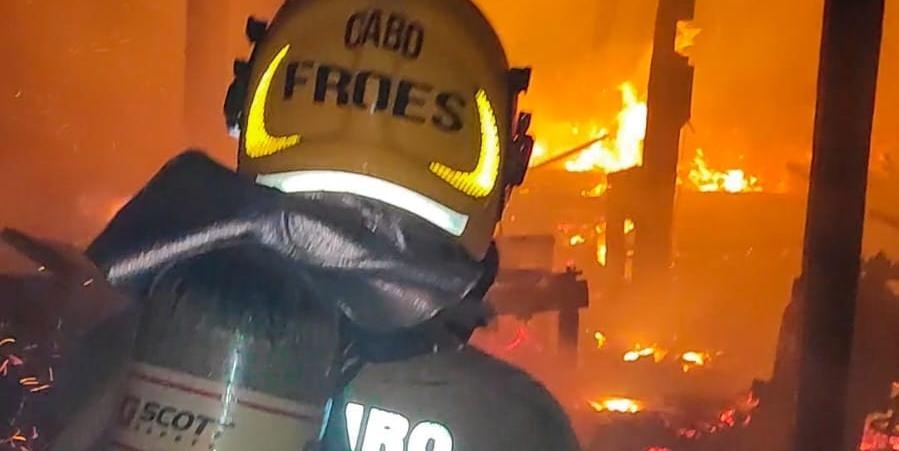 Incêndio de grandes proporções destrói marcenaria e atinge residência em Januária, Minas Gerais