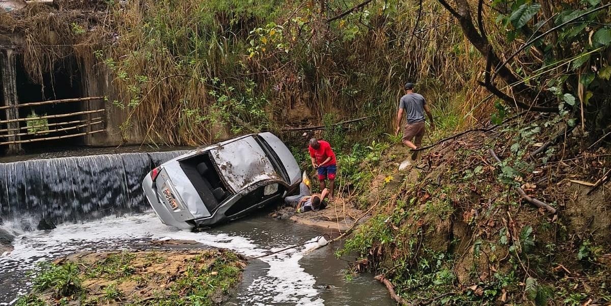 Motorista fica ferido após veículo cair em ribanceira de aproximadamente sete metros em Ribeirão das Neves