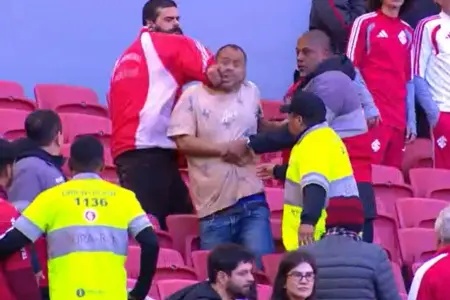 Torcedor infiltrado do Santos é agredido por torcedores do Internacional no Beira-Rio durante partida pela Série A