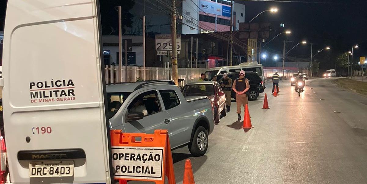 Motoristas de Minas Gerais podem quitar débitos de licenciamento durante blitz para evitar remoção do veículo