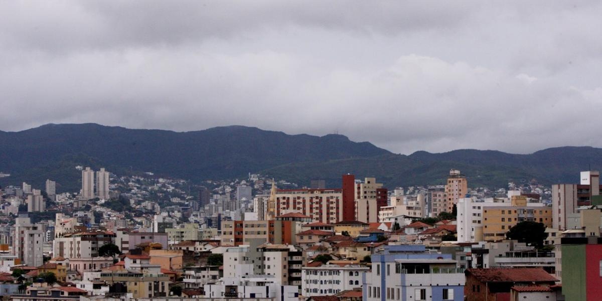 Belo Horizonte enfrenta previsão de chuva a qualquer momento nesta quarta-feira, com possibilidade de trovoadas