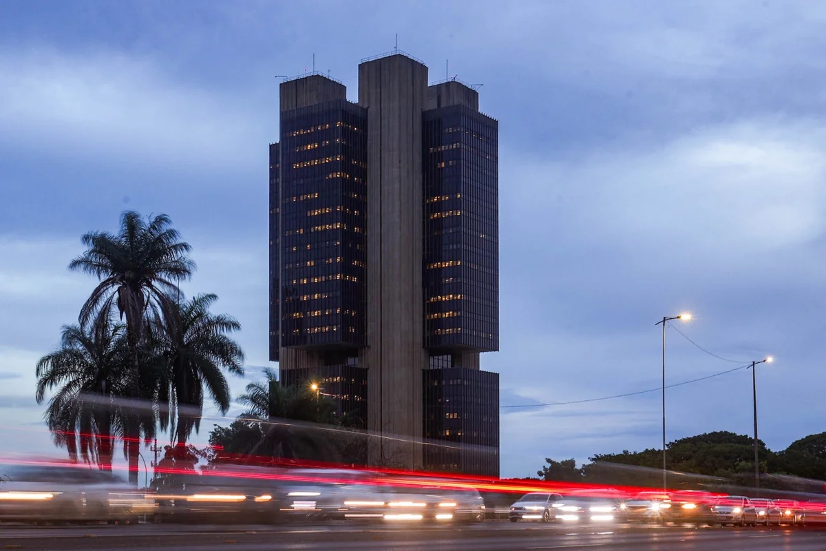 Banco Central anuncia preparação de medidas para conter endividamento elevado das famílias