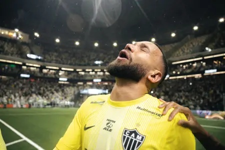 Goleiro Everson atua no clássico do Atlético com fratura no pé e revela próximos passos no tratamento