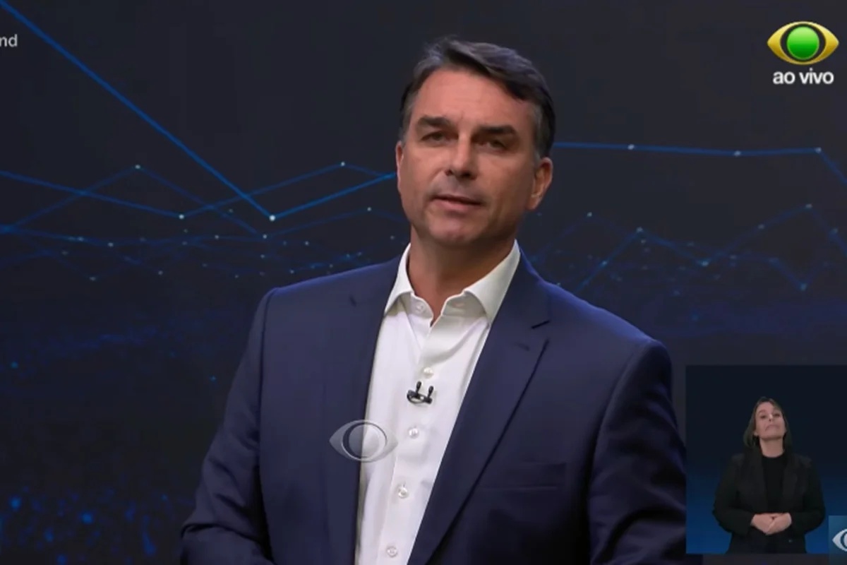 Flávio Bolsonaro libera sigilos bancário e telefônico ao TSE e desafia Lula a divulgar gastos com cartão corporativo
