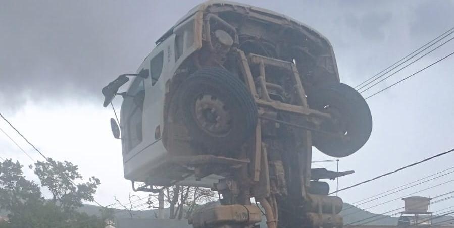 Caminhão sofre tombamento ao subir ladeira em Pará de Minas; motorista consegue escapar ileso