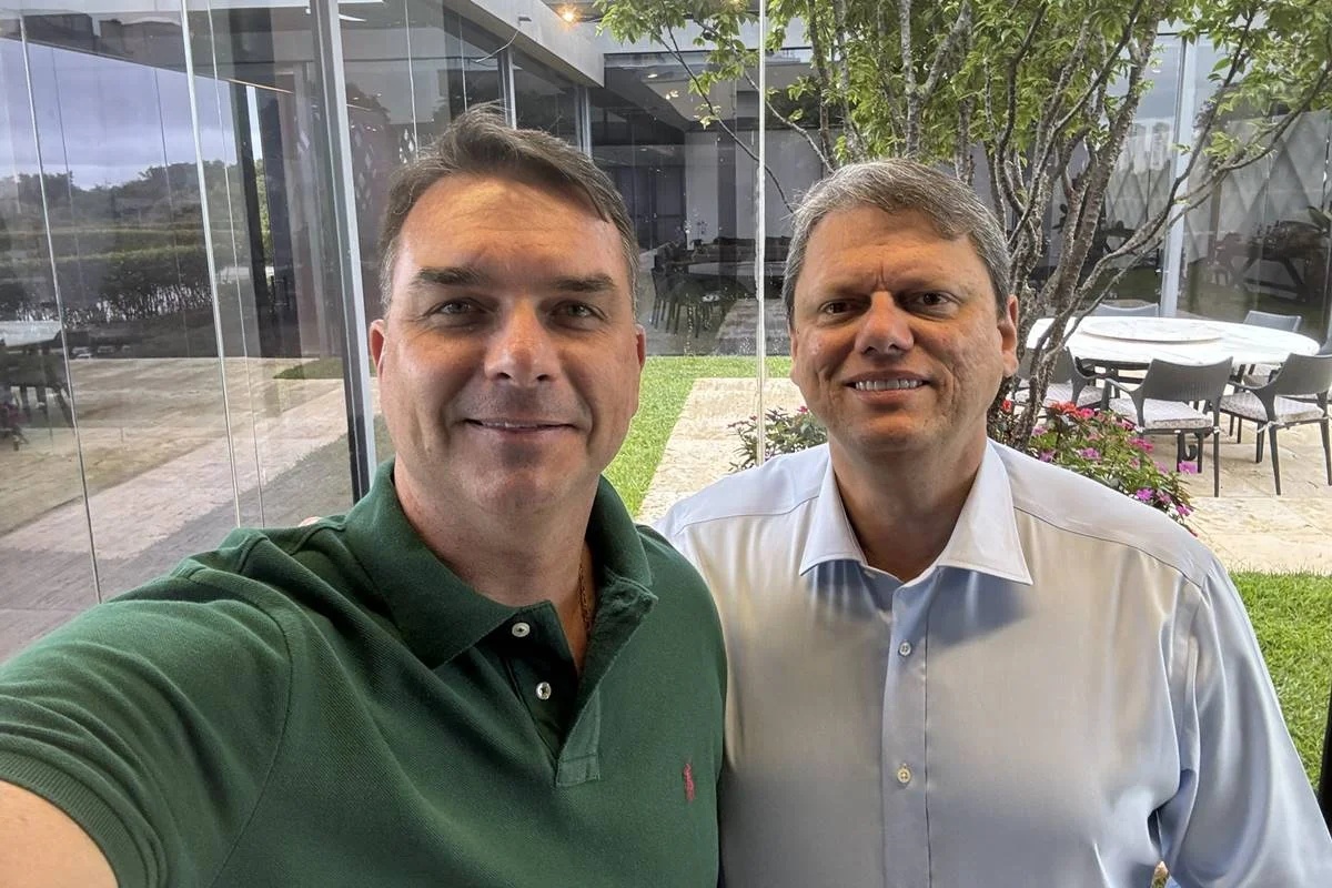 Tarcísio de Freitas reforça preparação de Flávio Bolsonaro para debate decisivo na TV Globo