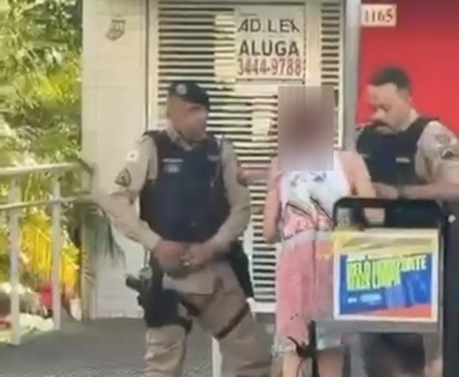 Vídeo registra policial militar atingindo idosa com cotoveladas durante abordagem em Belo Horizonte