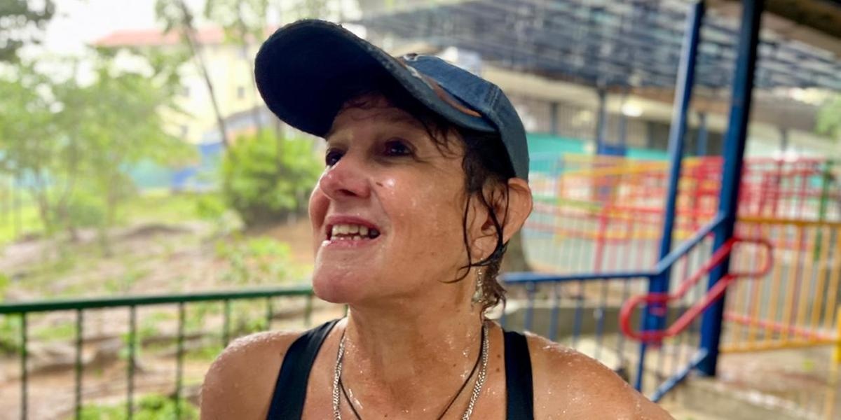 Mulher enfrenta chuva forte para votar e chama presença nas urnas de ato de protesto em BH