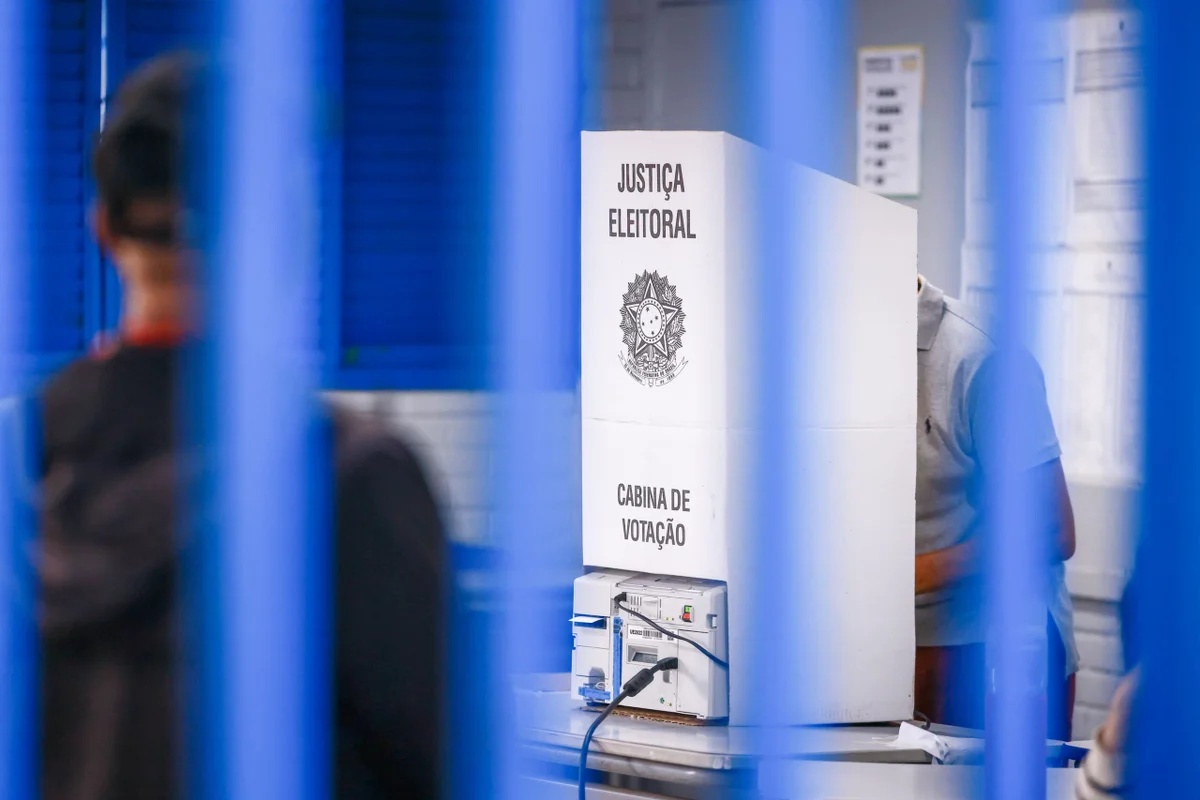 Mais da metade dos partidos brasileiros não atinge cláusula de barreira e perde acesso a recursos e espaço na mídia
