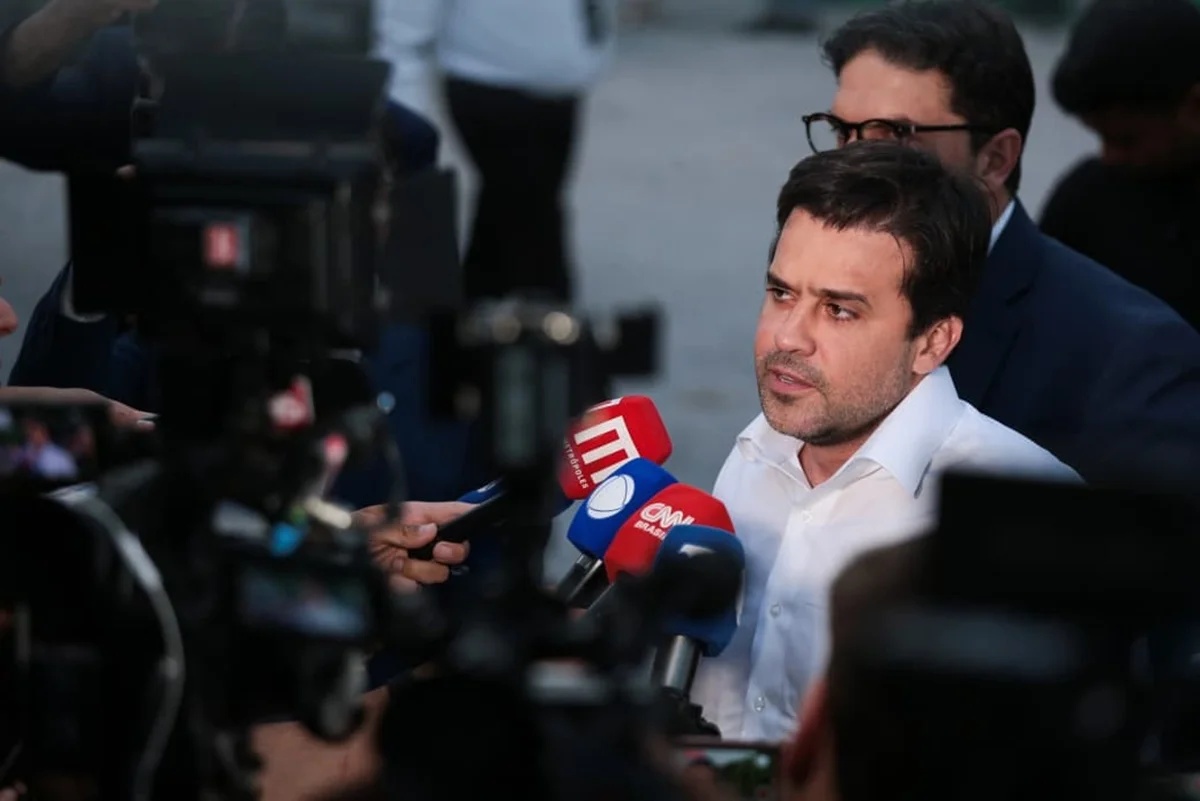 Aliados de Bolsonaro criticam decisão de Zanin que estendeu votação do segundo turno até as 19h