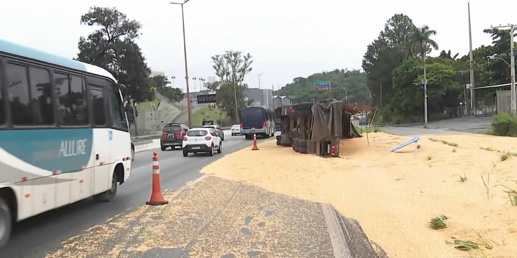 Carreta carregada com milho tomba no Anel Rodoviário de Belo Horizonte