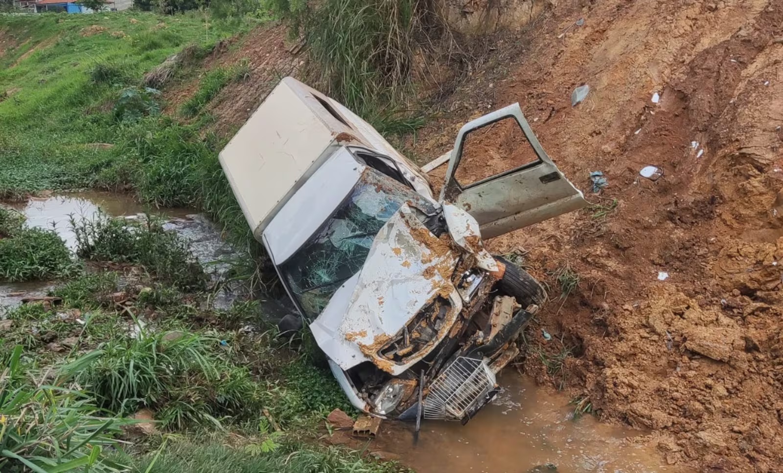 Homem de 60 anos morre após carro cair em córrego em Contagem, na Grande BH