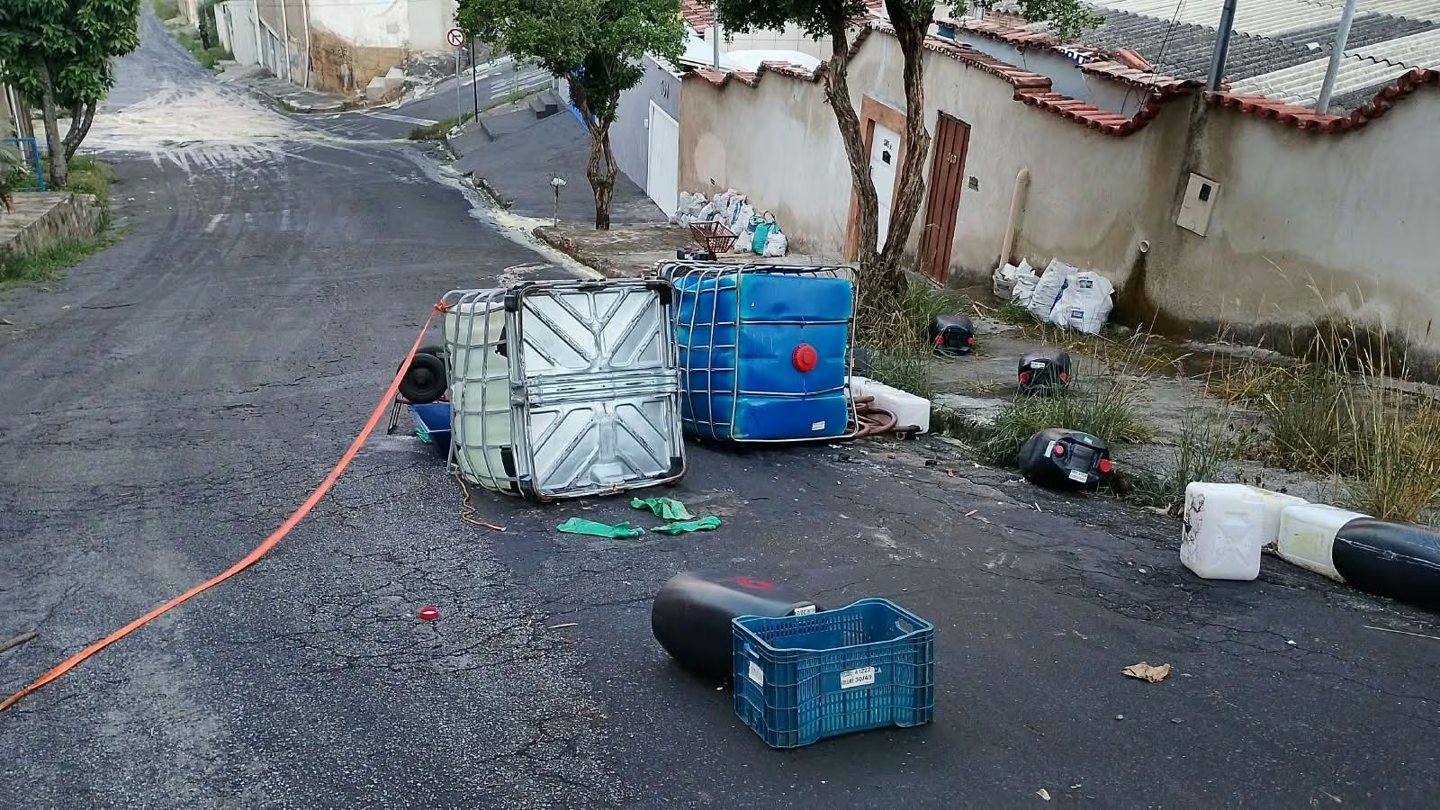 Vazamento de cerca de 700 litros de produtos químicos provoca evacuação de sete casas em Belo Horizonte