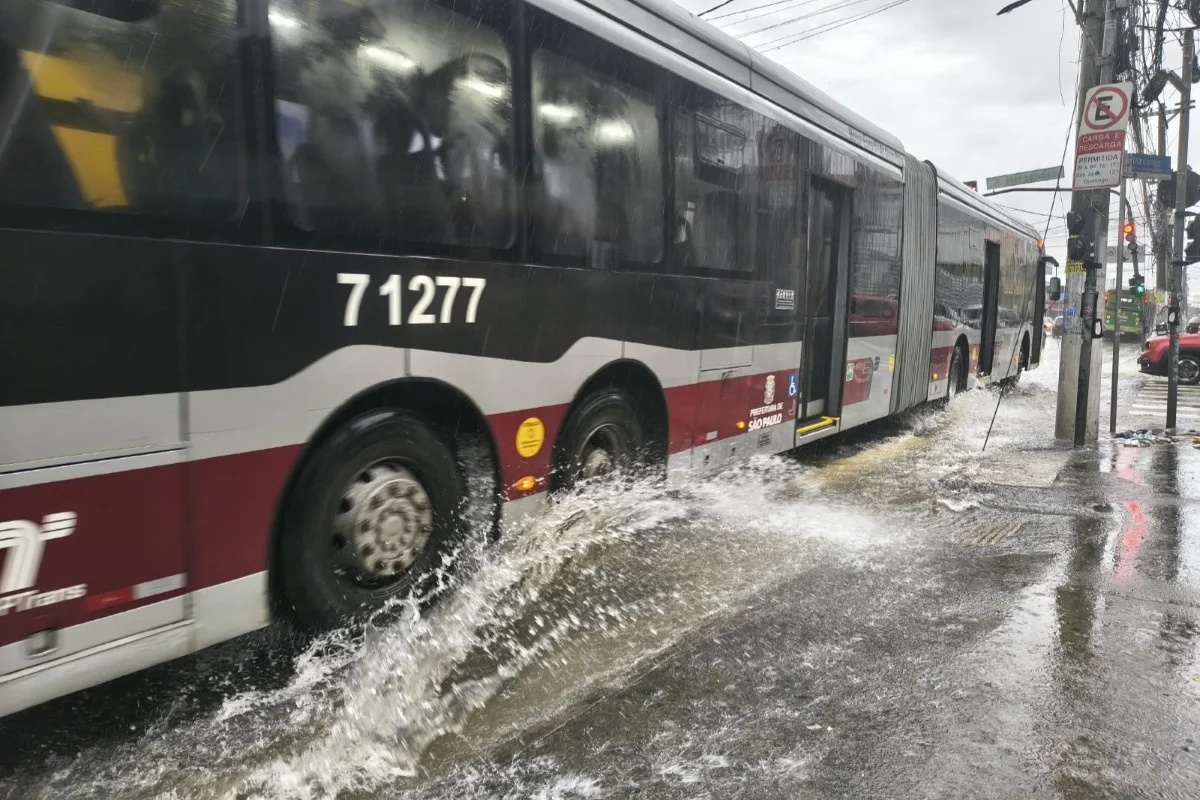 Inmet alerta para temporais no Centro-Oeste e prevê calor de até 40°C no Nordeste