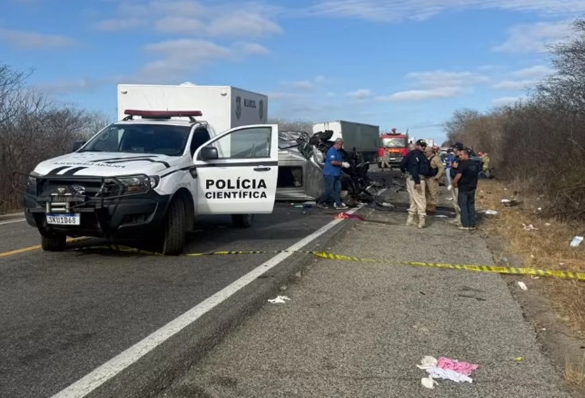 Colisão entre van e caminhonete deixa ao menos seis mortos e 12 feridos na Paraíba