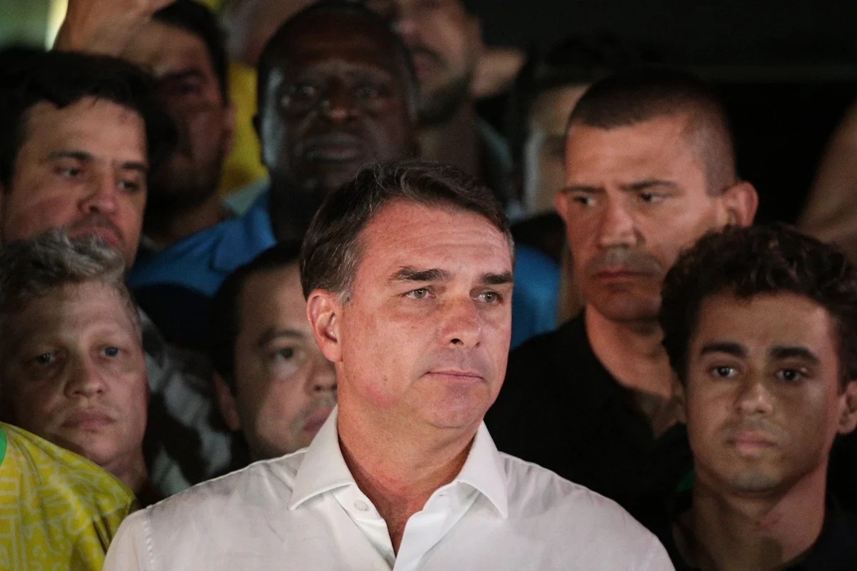 Site argentino diz que Flávio Bolsonaro teria seguido para os Estados Unidos; aliados negam