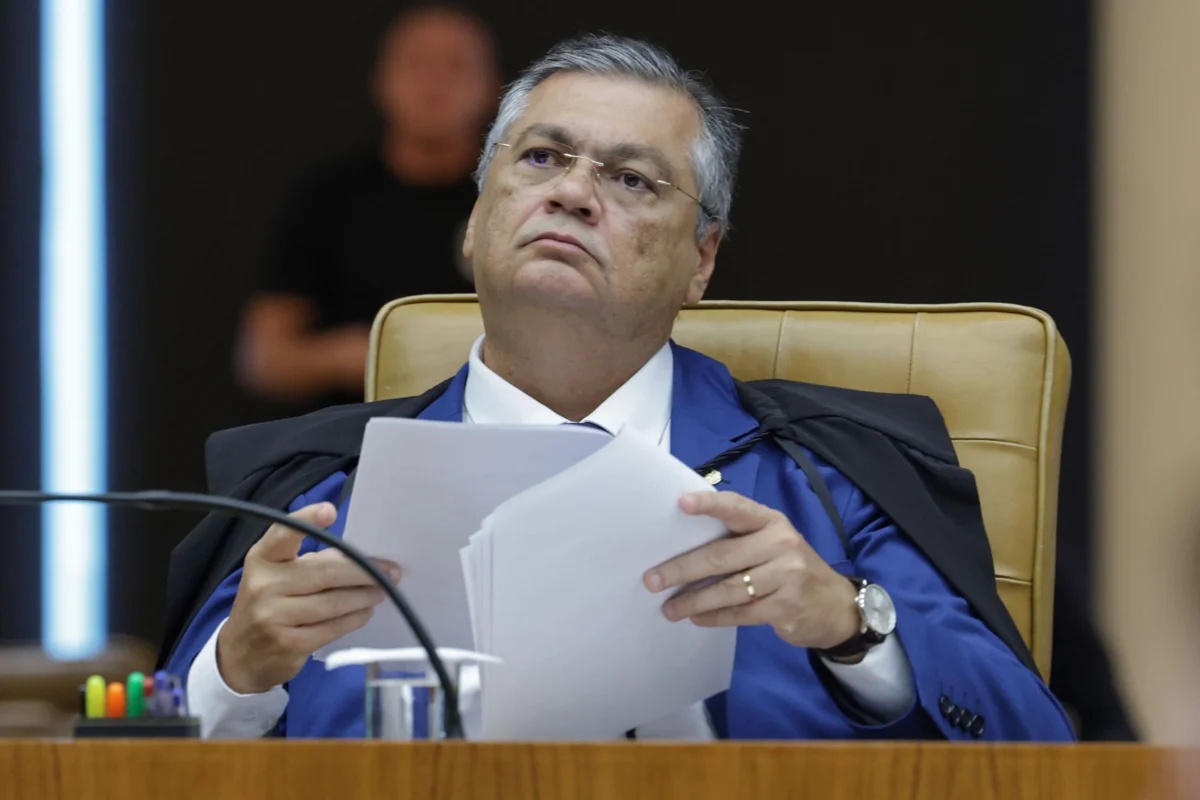 Flávio Dino determina investigação da PF sobre possível apoio estrangeiro à campanha de Flávio Bolsonaro