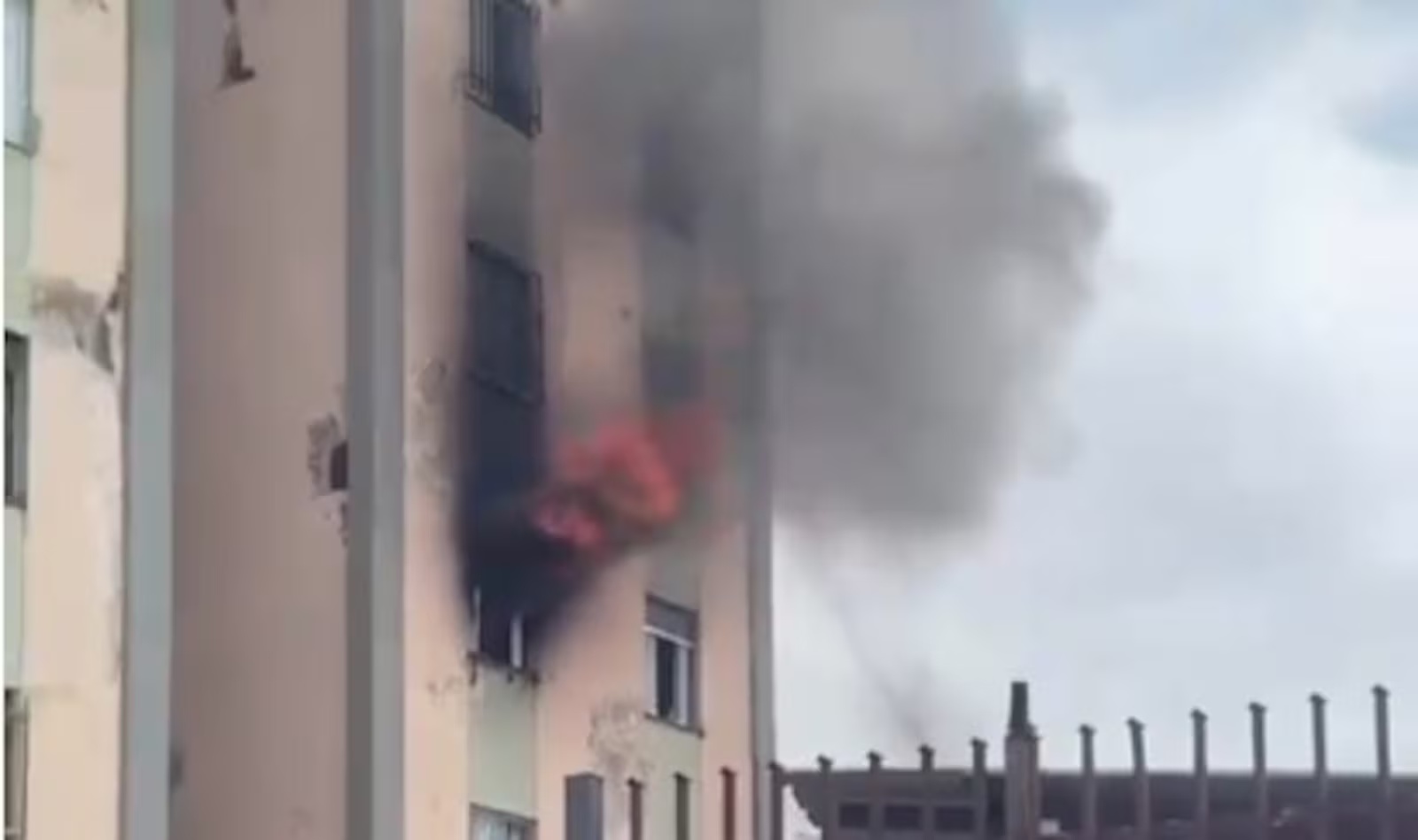 Incêndio em apartamento mobiliza bombeiros e deixa duas idosas resgatadas em BH