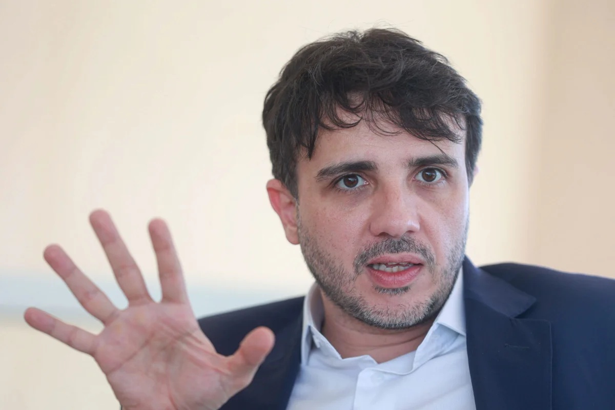 Renan Santos afirma que eventual saída de Flávio Bolsonaro do país era previsível