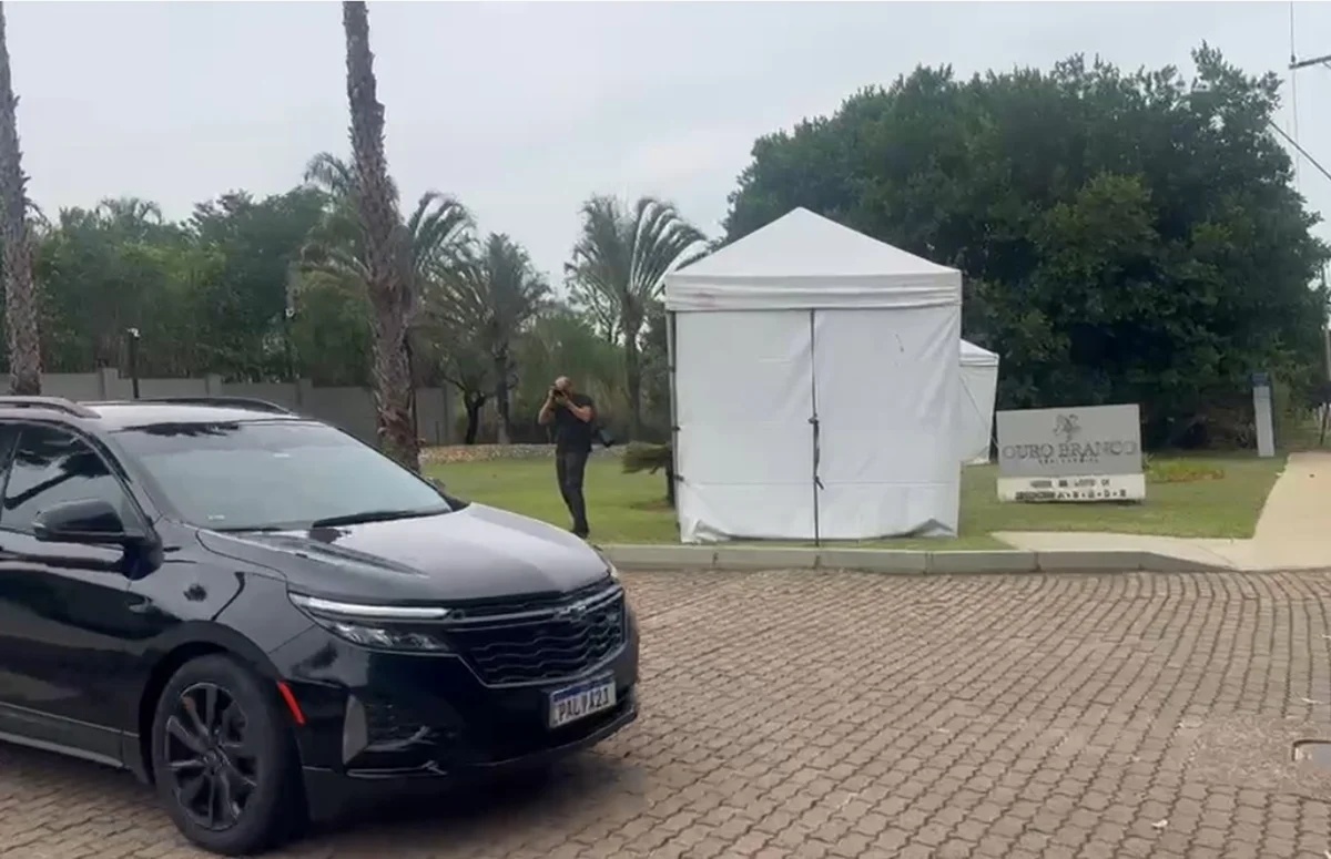 Movimentação de carros é registrada em residência de Flávio Bolsonaro, mas paradeiro do senador não é confirmado