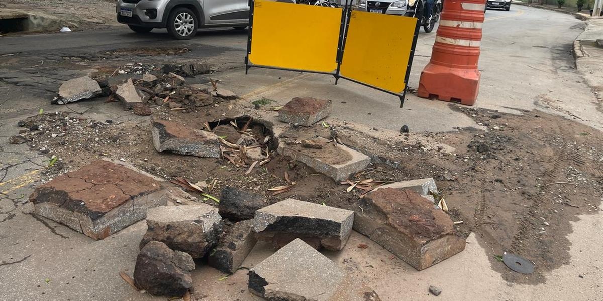 Asfalto cede e deixa trecho com risco de acidentes no bairro Estoril, em Belo Horizonte