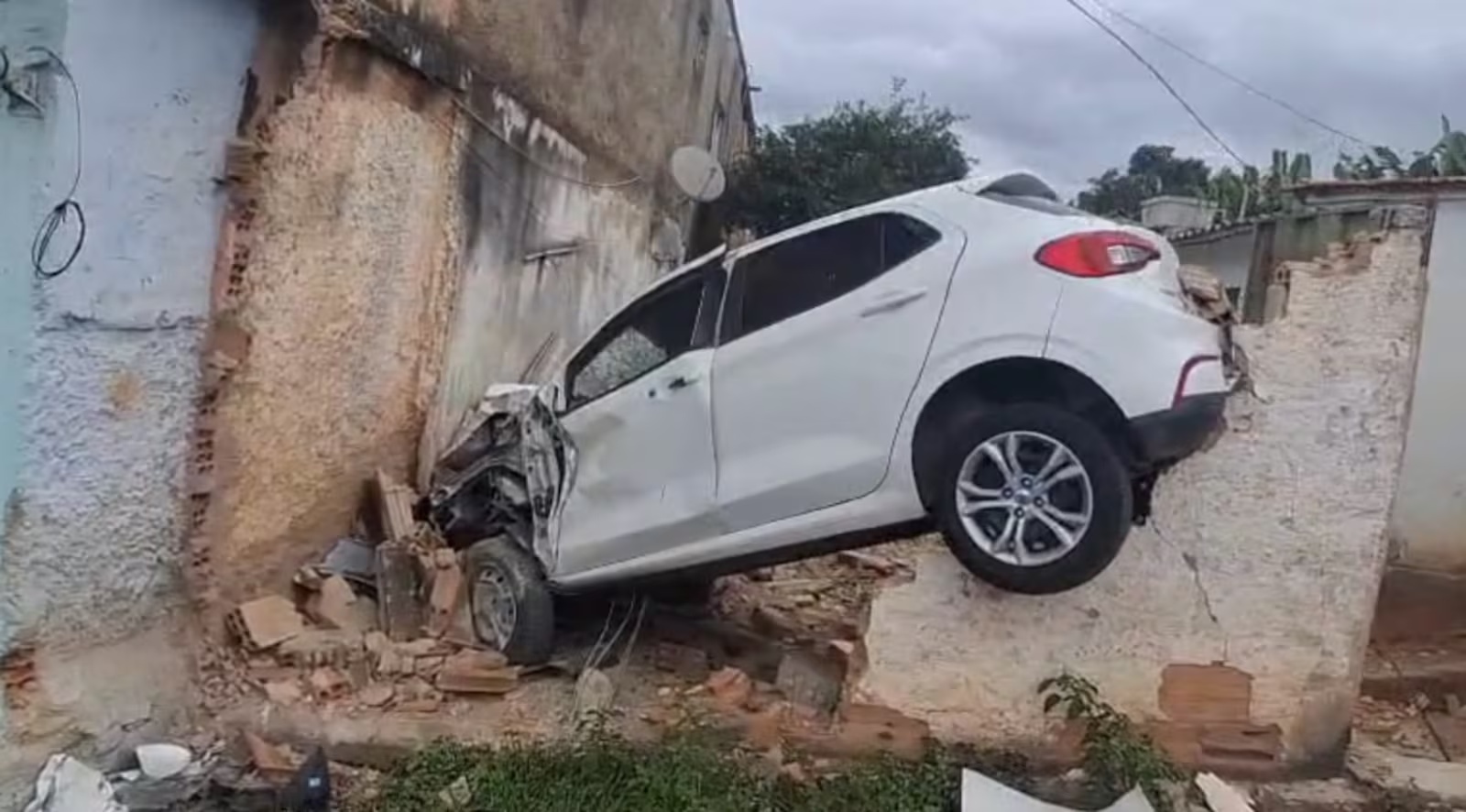 Carro perde o controle, invade residência e fica suspenso sobre muro em Palmital