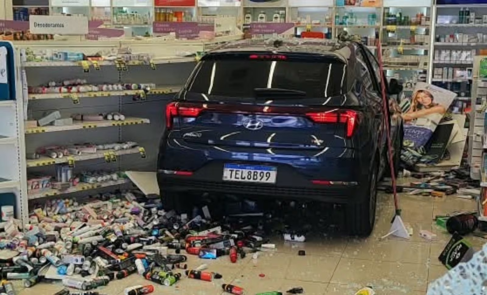 Motorista de 78 anos invade farmácia e atropela cliente durante estacionamento em Belo Horizonte