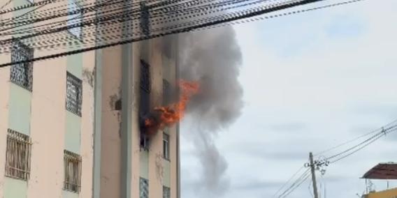 Incêndio deixa apartamento parcialmente destruído no bairro Cabana do Pai Tomás, em BH