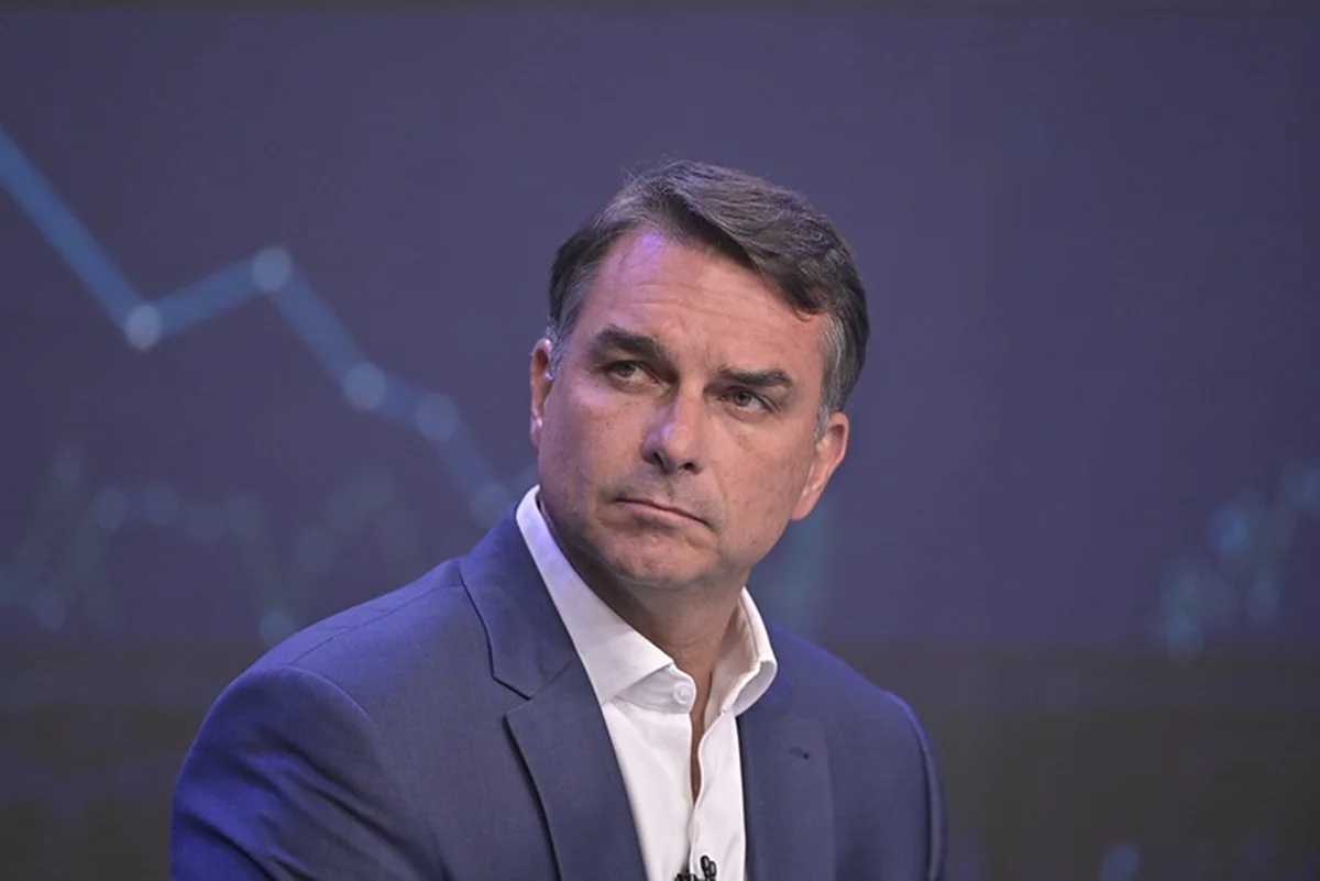 Ausência prolongada pode ameaçar mandato de Flávio Bolsonaro no Senado, mas não gera perda automática
