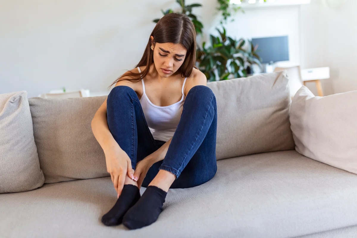 Pés frios não causam cólicas menstruais, afirmam especialistas