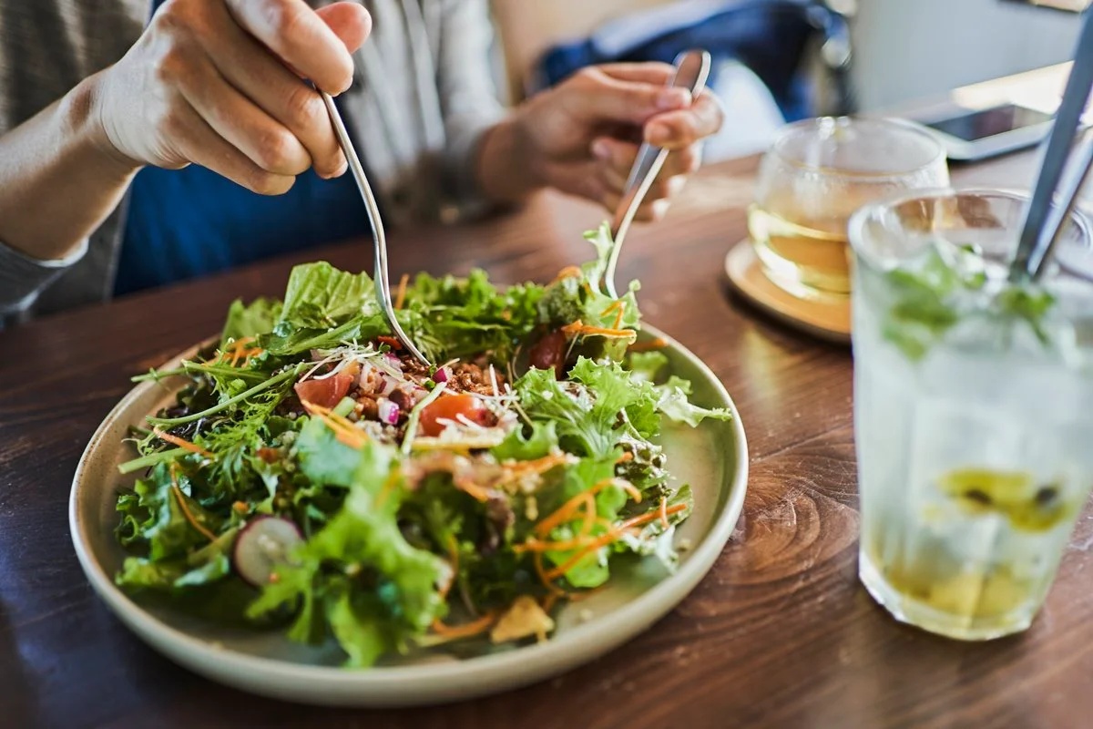 Consumir vegetais e proteínas antes dos carboidratos pode ajudar a controlar a glicose