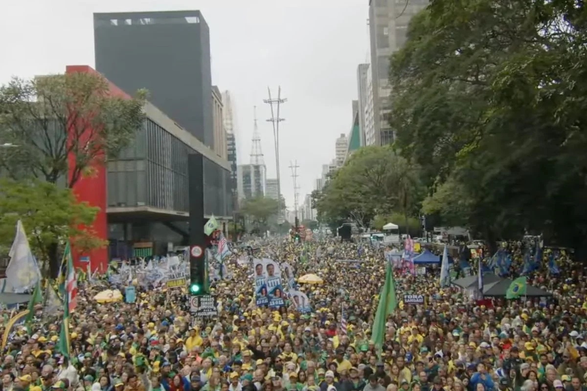 Oposição terá força no Congresso, mas busca novo eixo de liderança após saída de Flávio Bolsonaro