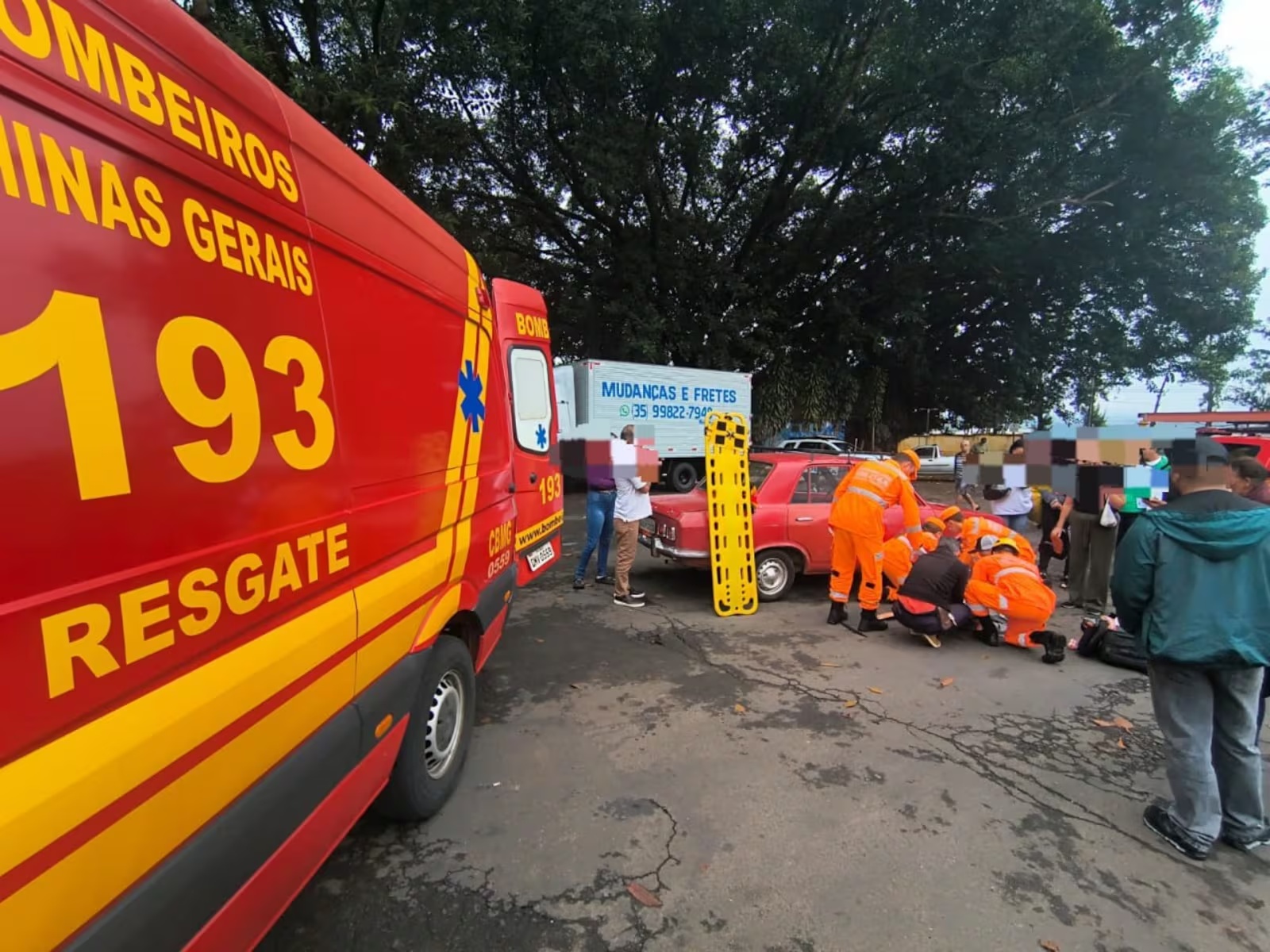 Motorista tenta ultrapassar caminhonete e atropela idosa de 82 anos em Alfenas, Minas Gerais