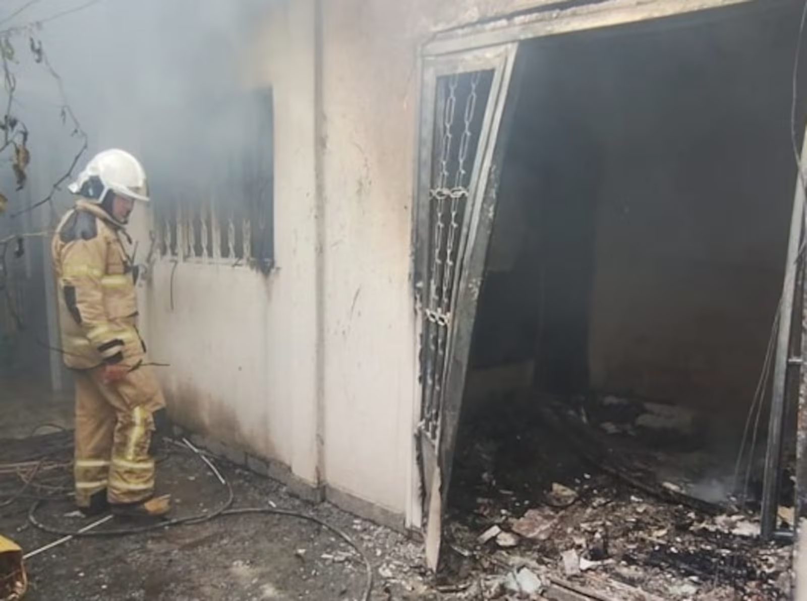 Mulher morre carbonizada após incêndio provocado por suspeita de explosão de botijão em Contagem