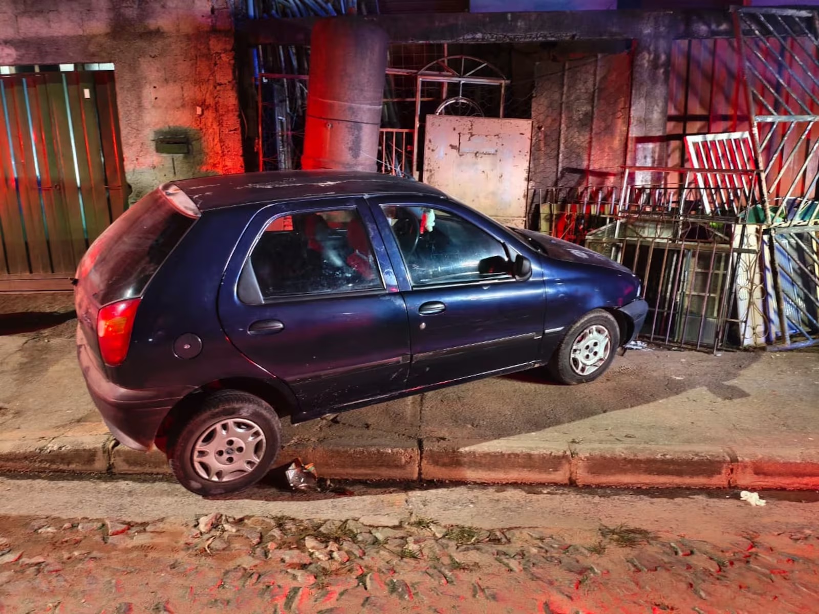Homem de 50 anos é morto a tiros dentro de carro em Ribeirão das Neves, na Grande BH