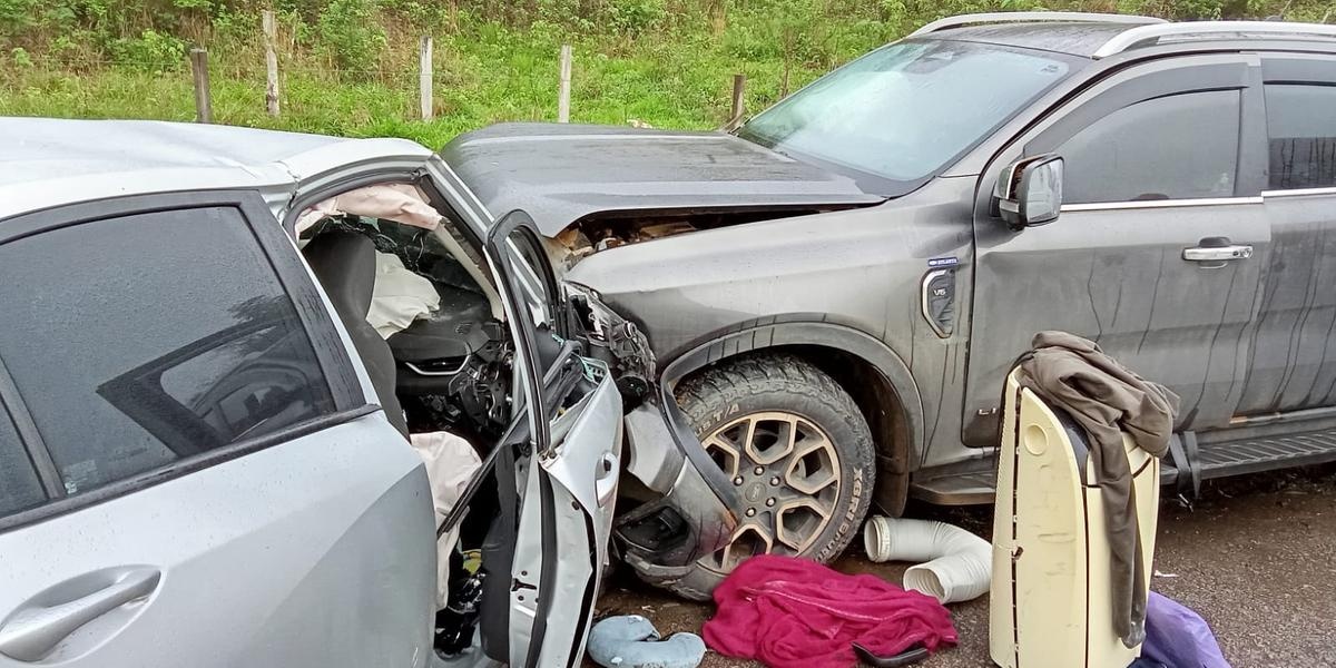 Motorista morre e duas mulheres ficam feridas em colisão entre carro e caminhonete na BR-116, em Teófilo Otoni