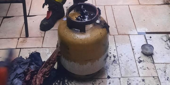 Botijão de gás pega fogo dentro de casa em Araxá, e morador retira recipiente para o quintal