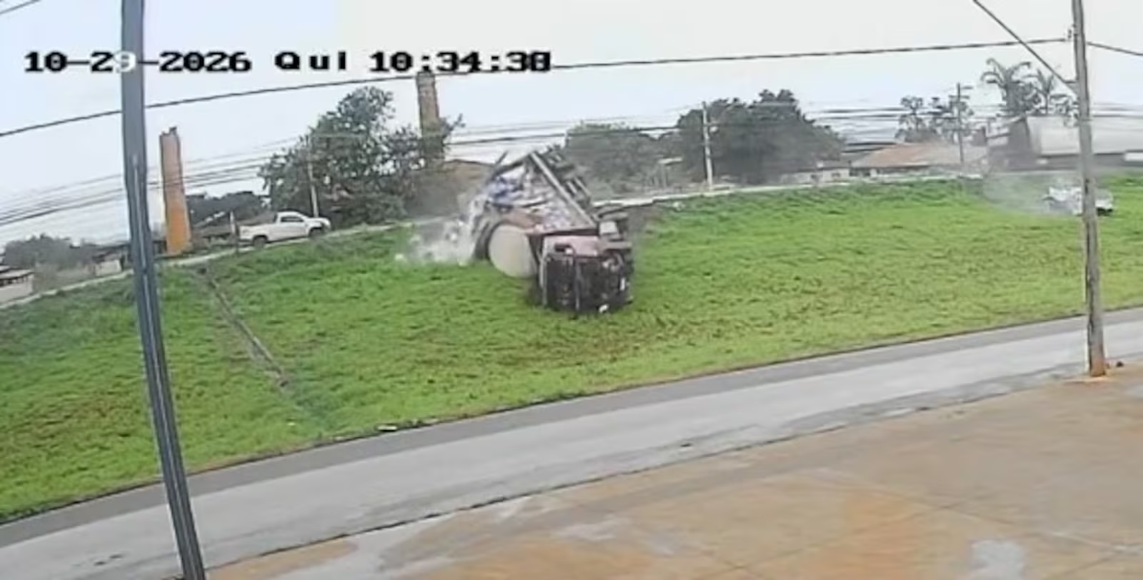 Motorista morre em colisão entre carro e caminhão na BR-365, em Patos de Minas