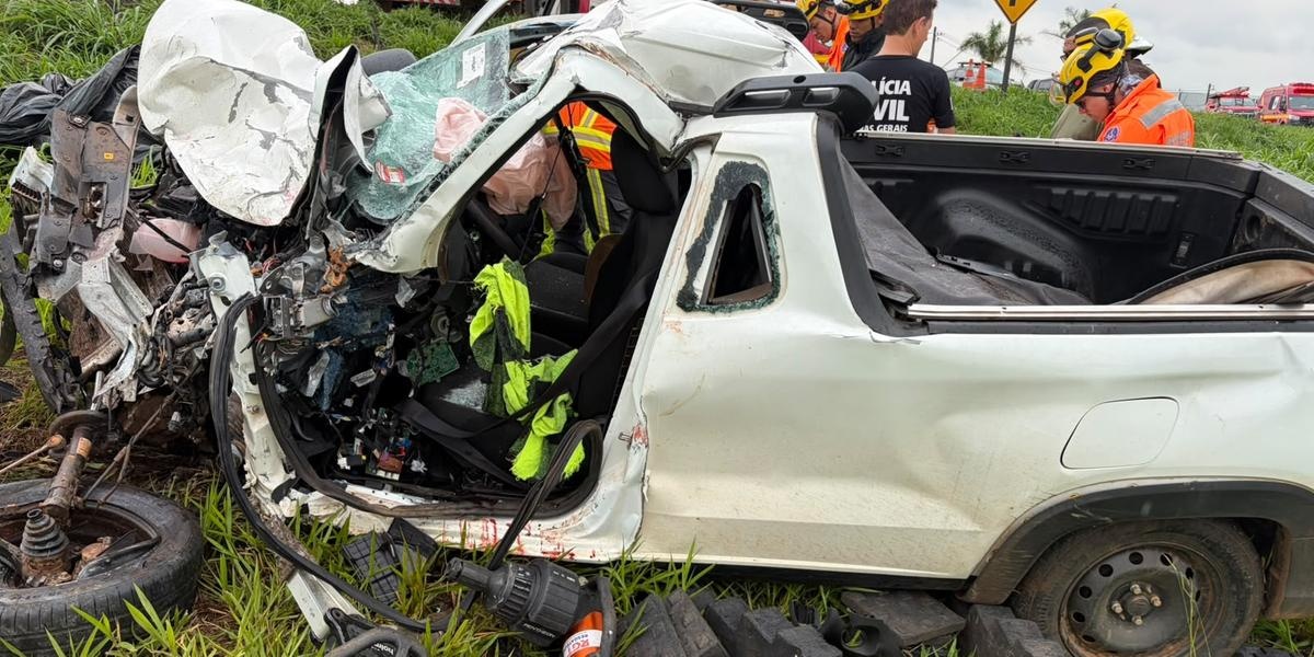 Homem morre após picape bater em caminhão na BR-365, em Patos de Minas