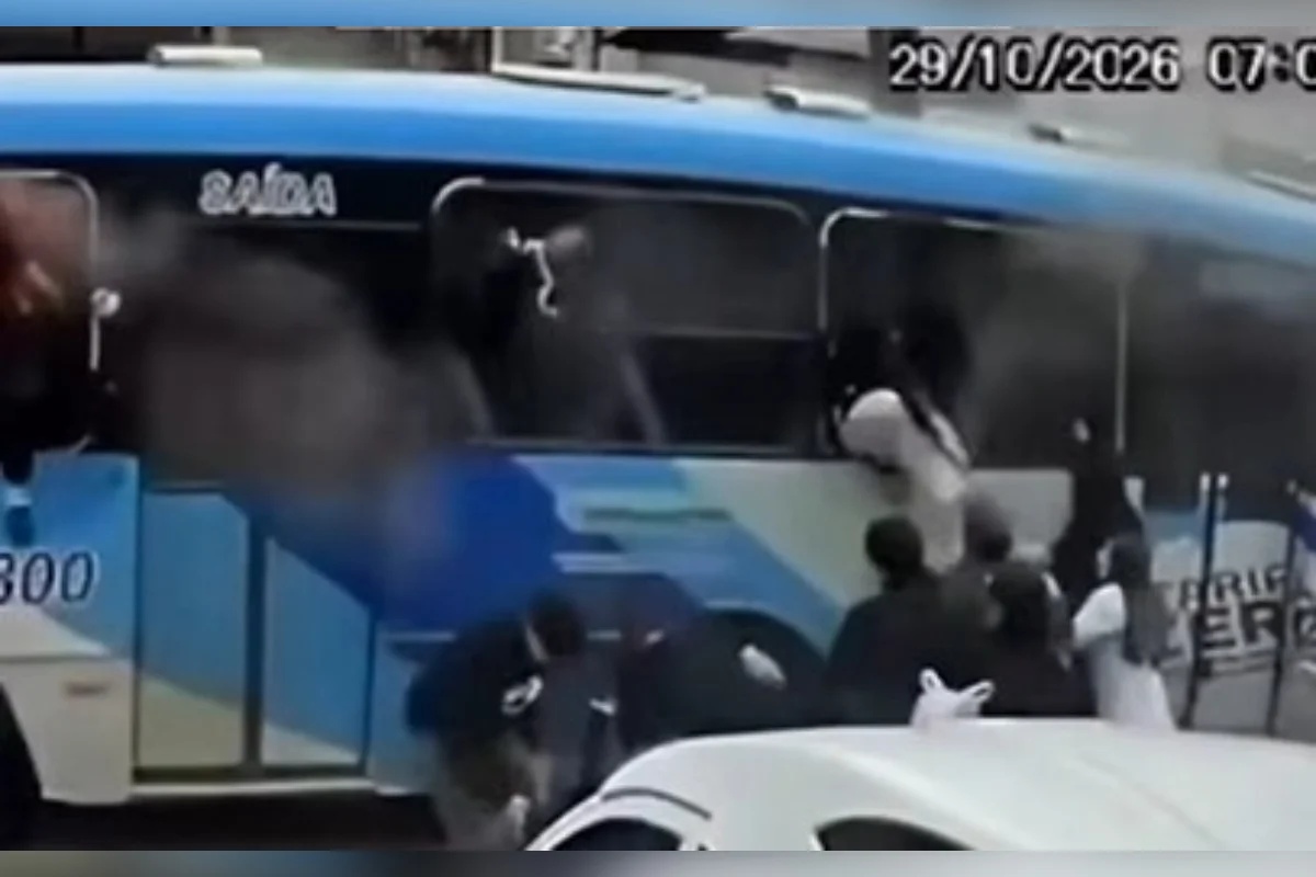 Fumaça invade ônibus em Garopaba, e passageiros quebram janelas para deixar o veículo