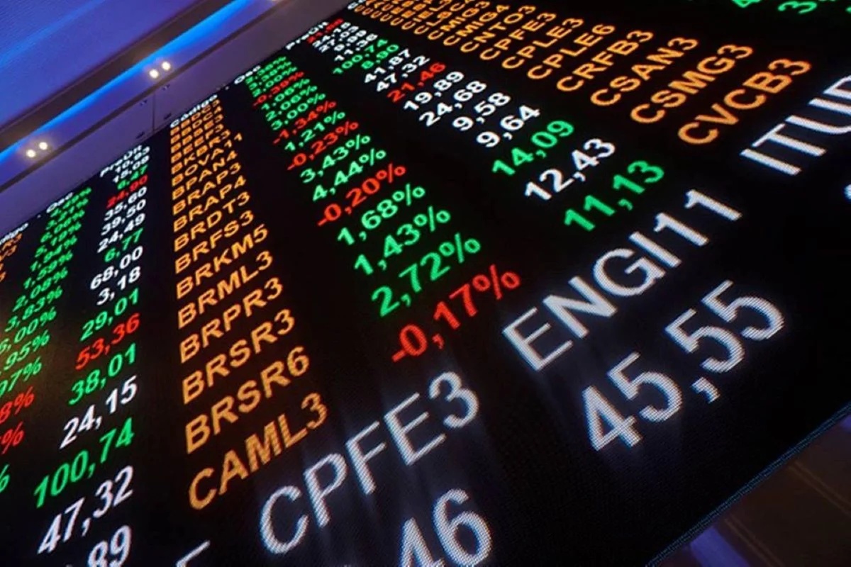 Ibovespa recua 1,06% e registra quarta queda consecutiva; dólar fecha a R$ 5,387
