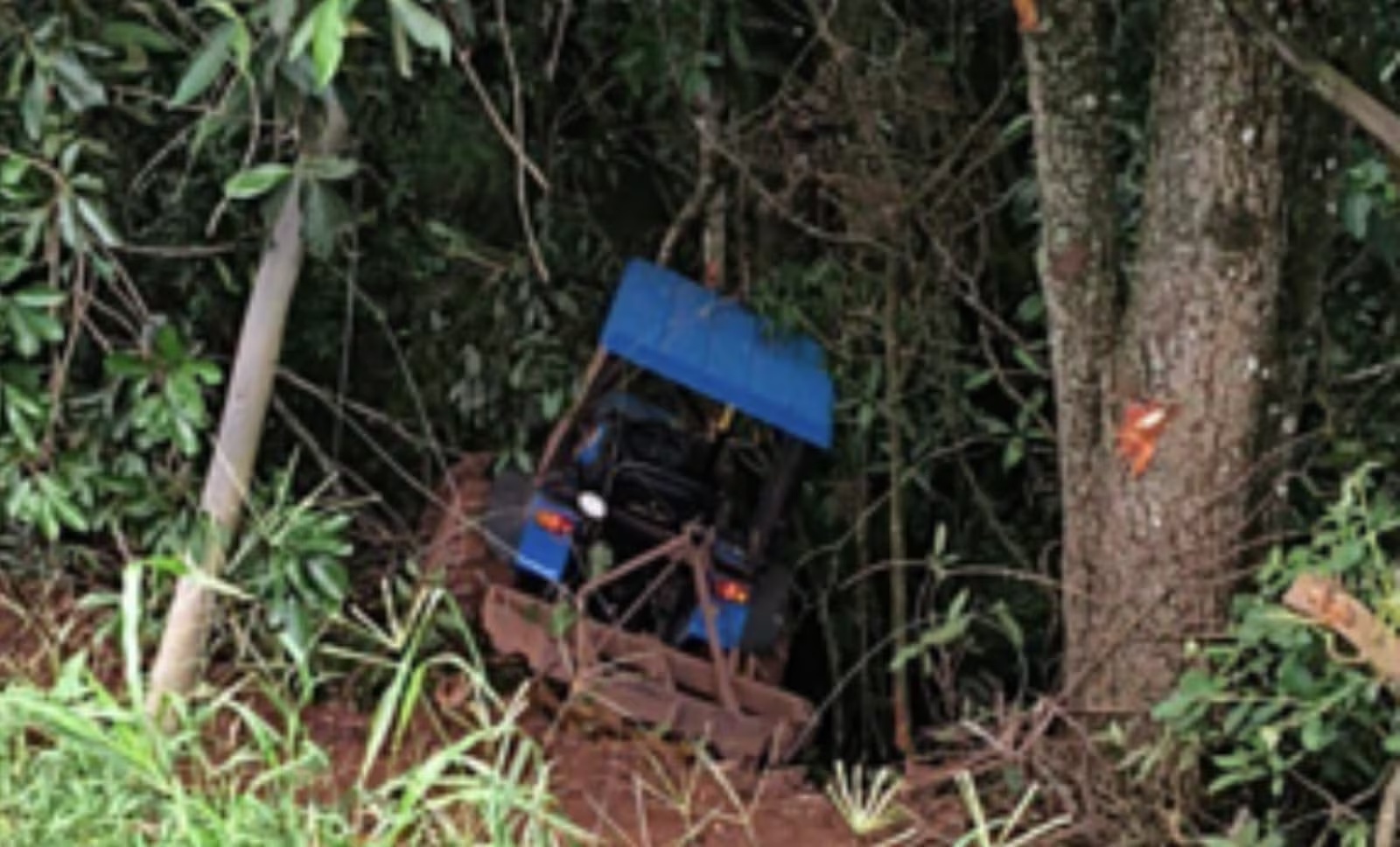 Adolescente de 17 anos morre prensado por trator contra árvore em fazenda de Minas Gerais