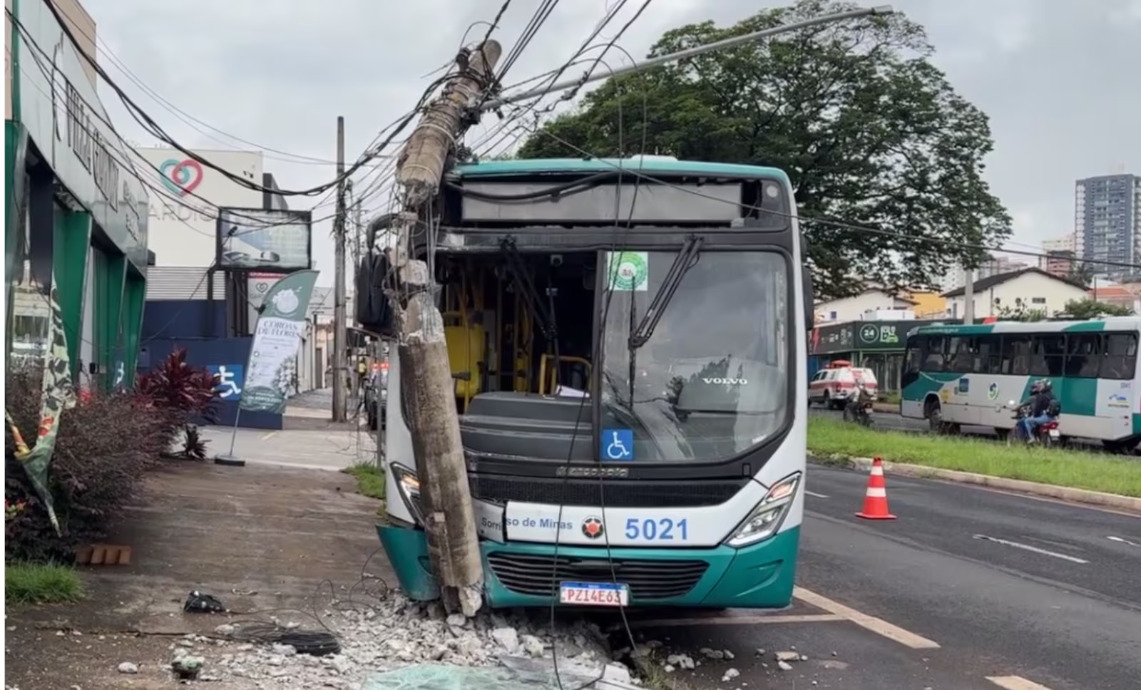 Ônibus se movimenta após falha no freio de mão e derruba poste em Uberlândia