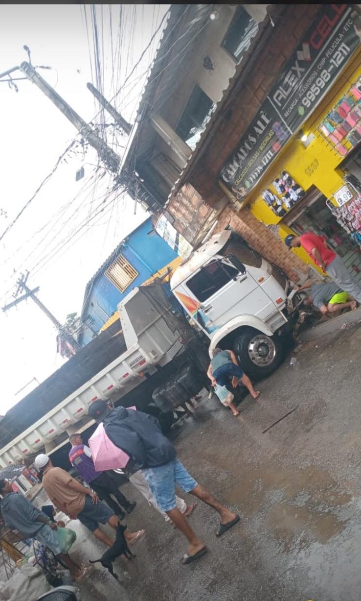 Idoso é atropelado após caminhão invadir relojoaria na região Nordeste de BH