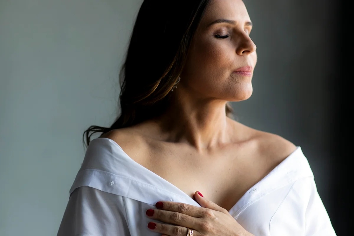 Professora é diagnosticada com câncer de mama após perder filha e sogra para a doença