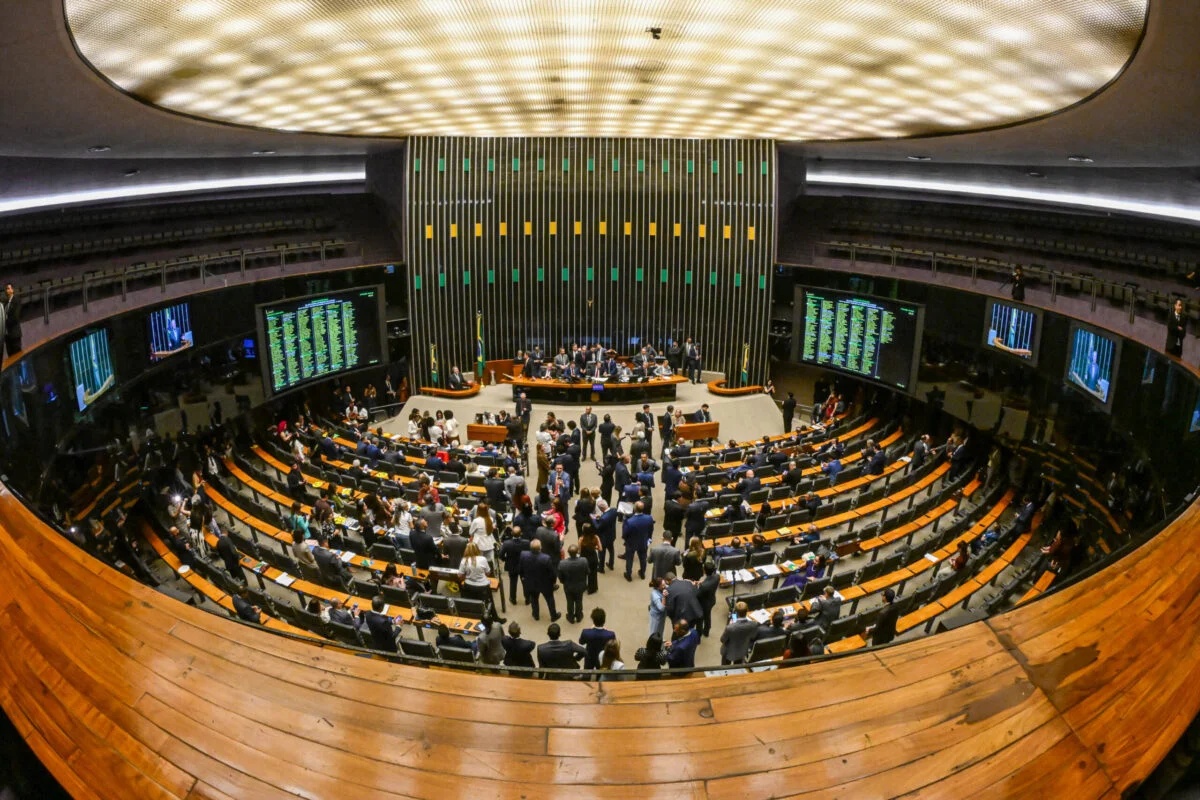 Proposta de voto distrital misto avança na Câmara, mas divide Centrão e oposição