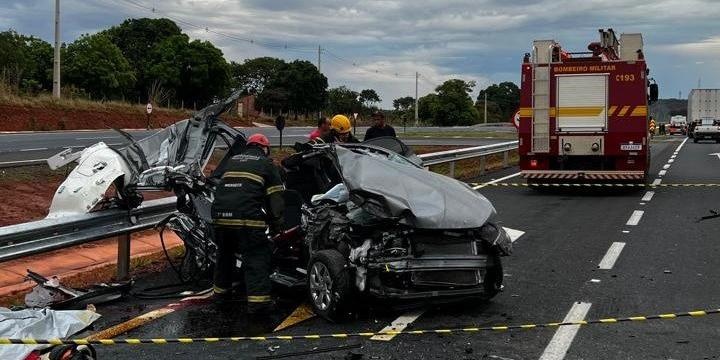 Mulher morre e três pessoas ficam feridas em colisão entre carro e caminhão na MGC-135, em Bocaiúva